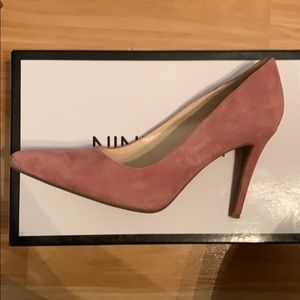 Muave suede Nine West pump